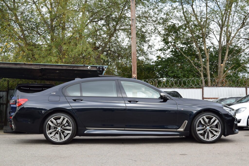 BMW M760Li 6.6 V12 XDRIVE PETROL AUTOMATIC BMW SERVICE HISTORY